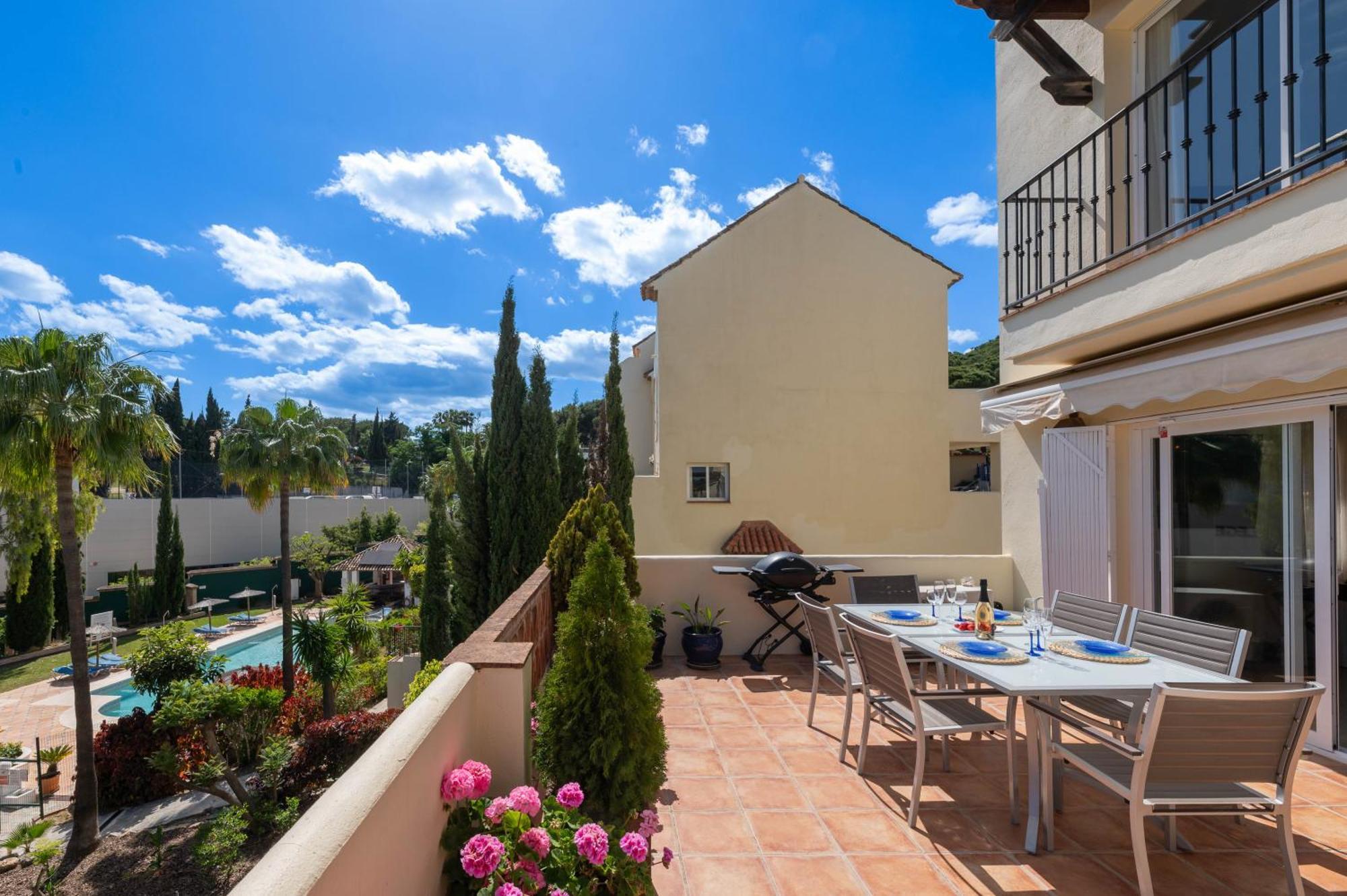 Cozy 3 Bdrm Sunny Townhouse W Bbq And Pool